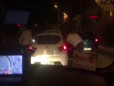 Trafikte tartıştıkları sürücüye tekme tokat saldırdılar