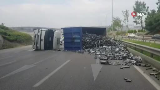 Bursa'da kamyon devrildi, karayolu egzoz borusu doldu
