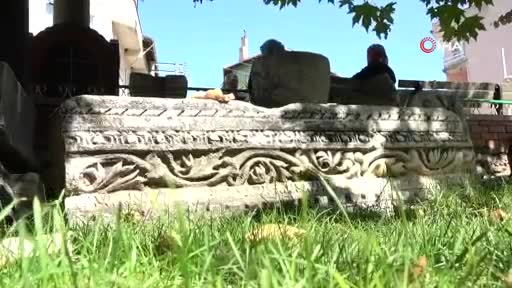 Bursa'da tarihi şehrin kalıntıları belediyenin bahçesinde sergileniyor