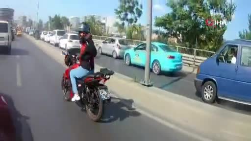 Önüne çıkan kamyonet sürücüsü yol vermeyince öfkeden deliye döndü