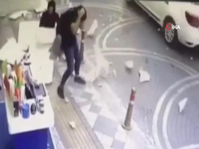 Anne ve kızının yaralanma anı güvenlik kamerasında