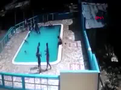 Önce havuzda boğdu sonra cenazesine gitti
