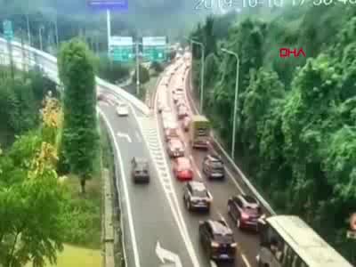 Çin'de toprak kayması: Sürücü son anda kurtuldu