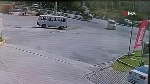 Servis midibüsü ile minibüs çarpıştı