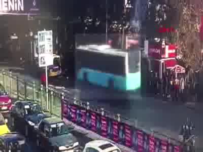 Beşiktaş'ta otobüs durağa böyle daldı