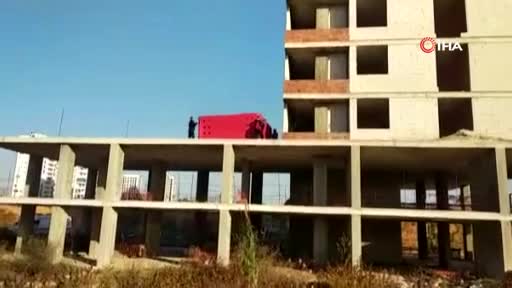 Parasızlıktan intihara kalkıştı, para saçtı
