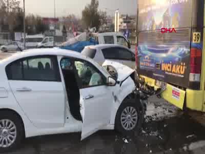 Bursa'da otomobil, otobüse arkadan çarptı: 2 yaralı