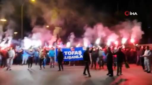 Bursa'da bin işçi TOFAŞ'ın önünde meşale ve sloganlarla yürüdü