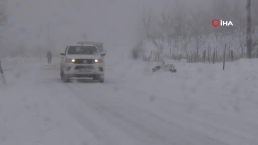 Bursa Uludağ'da kar 1 metreye ulaştı, zincirsiz araç geçişine izin verilmiyor