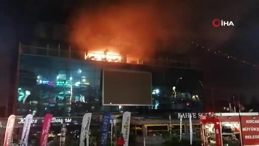Kocaeli'de AVM'de yangın