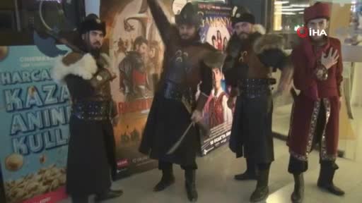 Bursa'da "Türkler Geliyor" filmine akıncı kostümleriyle gittiler