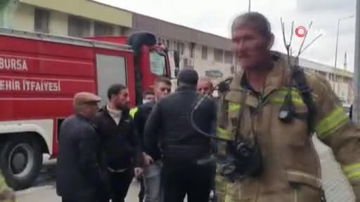 Bursa'daki depo yangında dumanın apartmana yayılmasından 10 kişi etkilendi