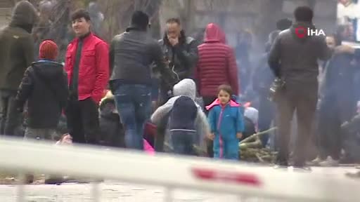 Yunanistan sınırında sığınmacılara gaz bombası attı