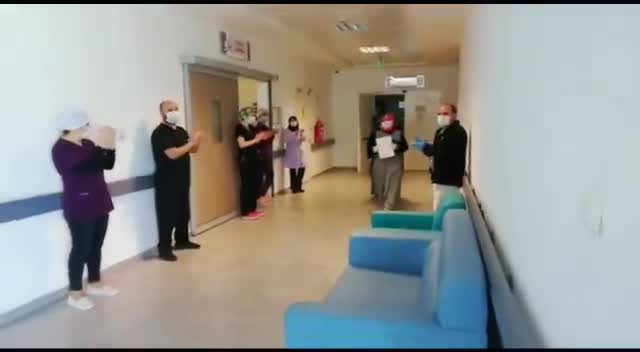 Bursa'da korona virüsü yenen hastalar alkışlarla taburcu ediliyor