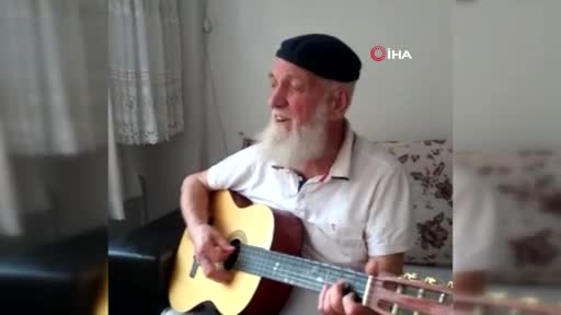 Bursa'da 73 yaşındaki gitaristten "Evde kal Türkiye" şarkısı