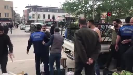 Bursa'da seyyar satıcılar zabıta ekiplerine saldırdı