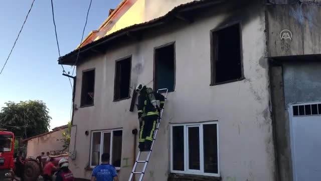 Bursa'da, 2 katlı evde çıkan yangın korkuttu