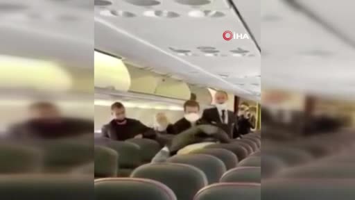 Yolcu uçağında sosyal mesafe kavgası