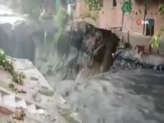 Hindistan'da şiddetli yağışlar sürüyor