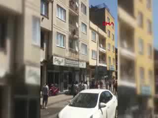 Bursa'da balkondan atlayan kadın, çevredekilerin kaldırıma koyduğu yatağa düştü