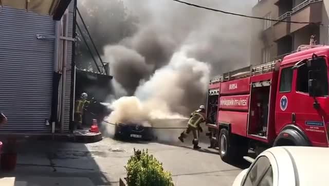 Bursa'da hastane önünde yanan araç korku dolu anlar yaşattı -2