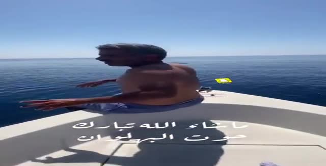 Balığın üstüne atlayan turistin videosu viral oldu
