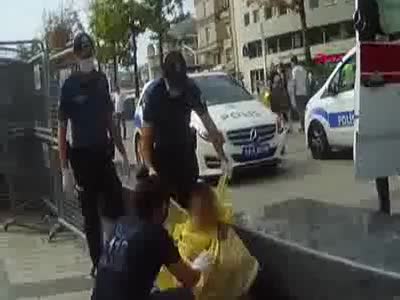 Çıplak kadın polis