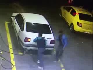 Çaldıkları otomobili böyle ittiler