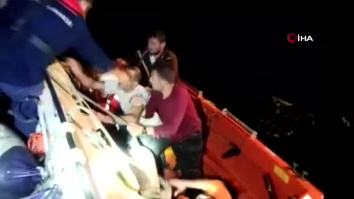 Bursa'da fırtınada batan balıkçı teknesinin mürettebatı kurtarıldı