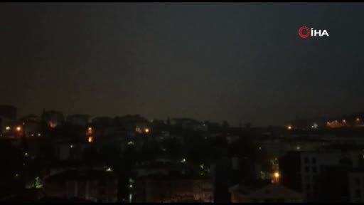 Bursa'da şimşekler geceyi aydınlattı