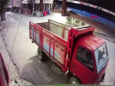 Bursa'da el freni çekilmeyen kamyonetin evin duvarına çarpma anı kamerada