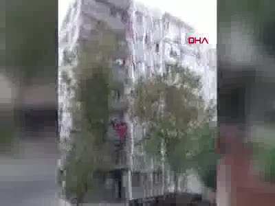 Depremde 7 katlı binanın çökme anı kamerada
