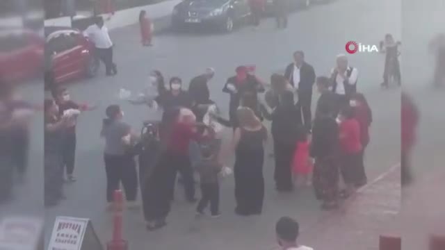 Antalya'da yasağa rağmen seyir terasında gençler, sokak düğününde davetliler coştu
