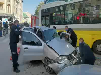 Bursa'da özel halk midibüsü ile otomobilin çarpıştığı kaza kamerada: 2'si ağır, 7 yaralı