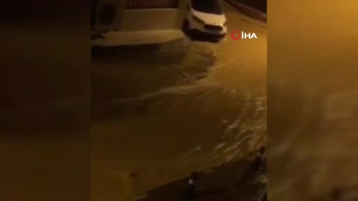 Bursa'da su borusu patladı, yol çöktü