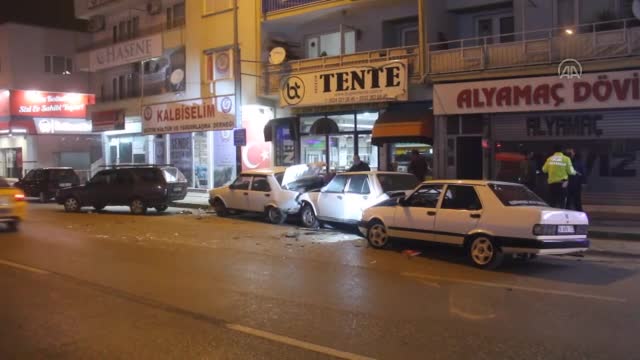 Bursa'da park halindeki 4 araca çarparak durabildi: 2 yaralı