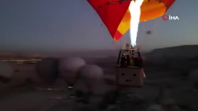 Kapadokya'da balonlar kadına yönelik şiddete dikkat çekmek için havalandı