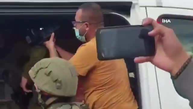 İsrail askerleri, ambulanstaki yaralı Filistinliye müdahale etti