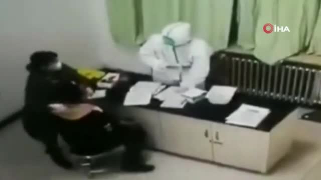 Covid testinde canı yanan hasta hemşireye saldırdı