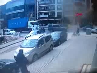 Bursa'da kamyonun çarptığı kadın hayatını kaybetti! Kaza anı kamerada