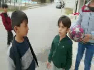 Bursa'da çocuklar sokak sokak gezip çöp topladı, kameraya el salladı