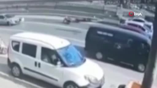 Bursa'da motosiklet kazası kamerada! 20 metre sürüklendi