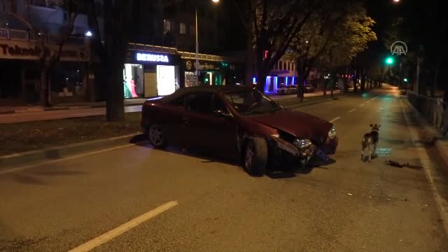 Bursa'da alkollü sürücü boş yolda bariyerlere çarptı