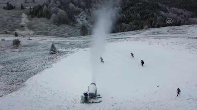 Bursa Uludağ'da pistlere suni kar yağdırılıyor