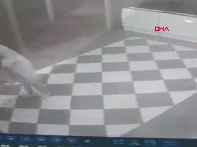 Kadın simitçiye iş yerinin önünde sopalı saldırı