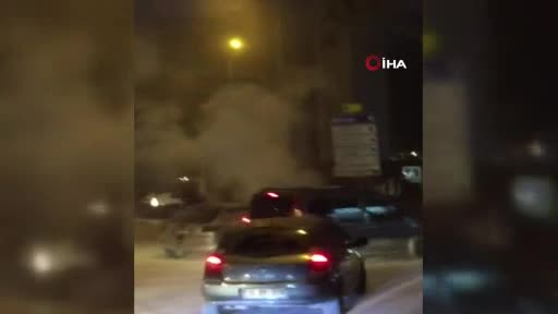 Bursa'da seyir halindeki otomobil yandı, sürücü gözyaşlarına boğuldu
