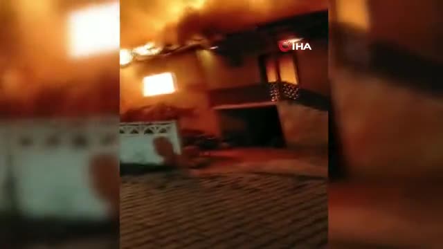 Sakarya'da evin çatısı alev alev yandı