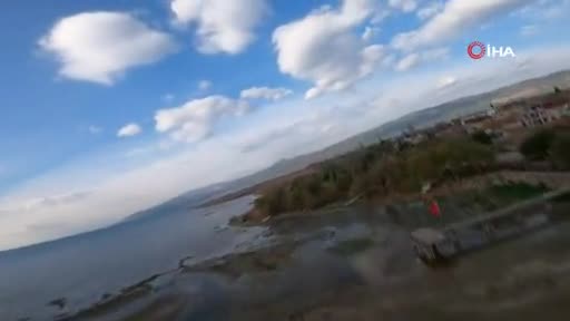 Bursa'da kuraklığın baş gösterdiği göl motokrosçuların parkuru oldu