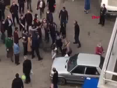 Bursa'da pazarda genç kadınla adamın yumruklu kavgası kamerada