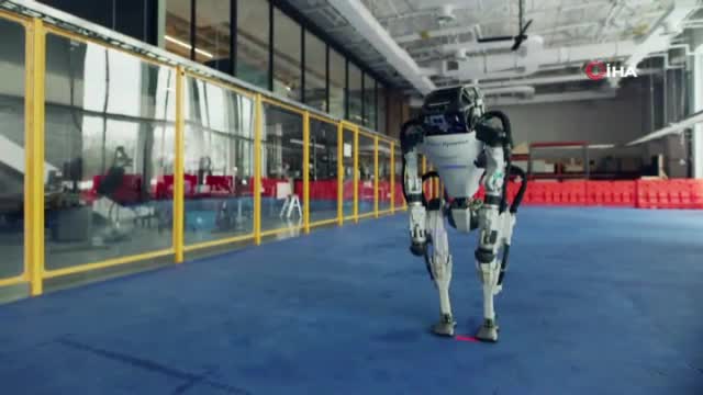 Boston Dynamics robotları yeni yıl dansı ile hayran bıraktı